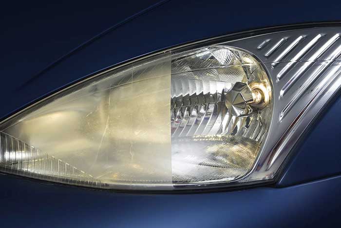 Comment restaurer des phares de voiture opaques avec un nettoyant